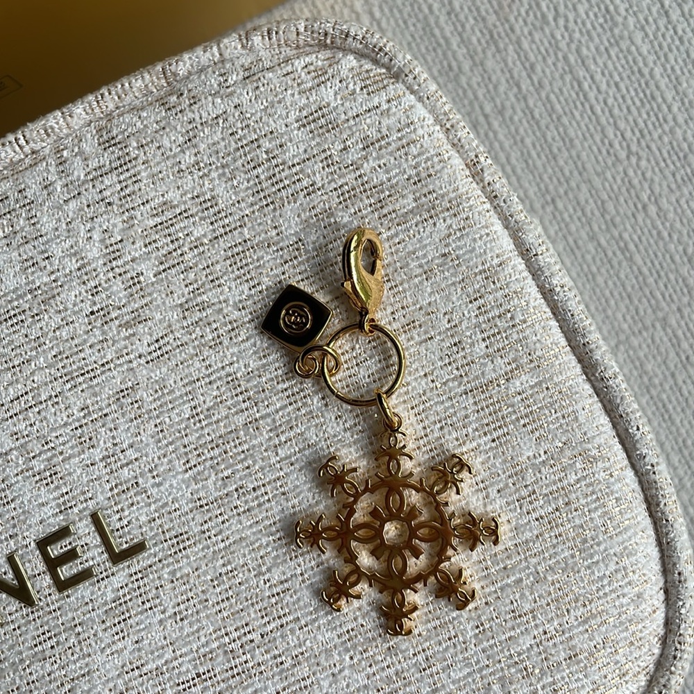 CHANEL limited edition holiday Cosmetic Pouch with snowflake charm - Picture 9 of 14